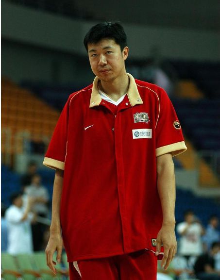 米兰体育app官网入口-王治郅：中国NBA第一人的坎坷与辉煌
