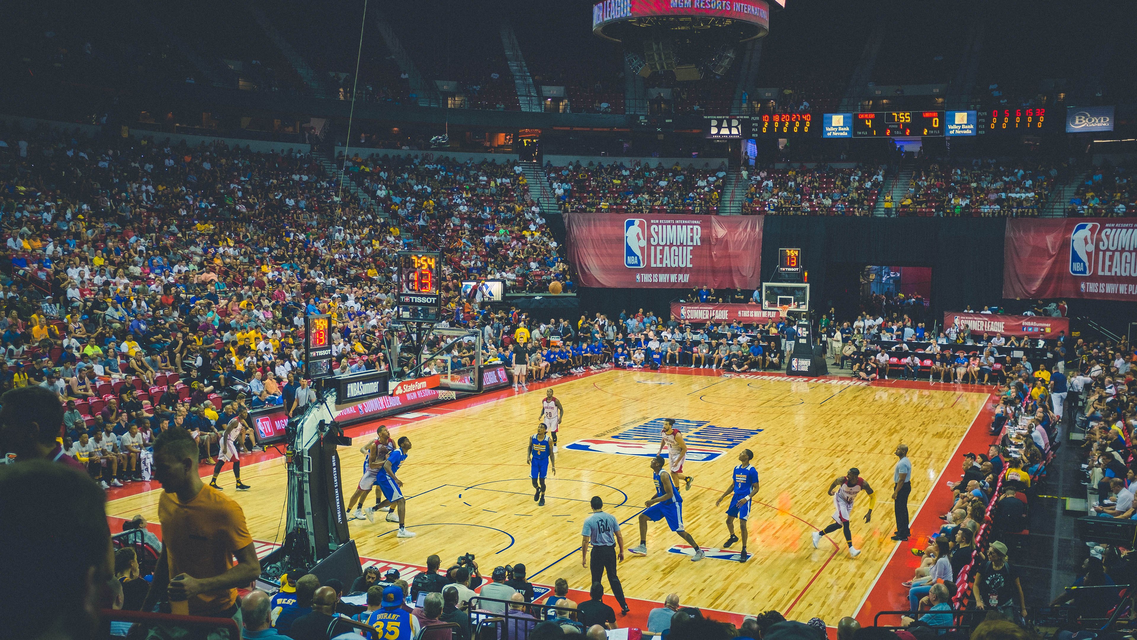 赛场焦点：关注本月最火爆的球员表现，最近很火的球星