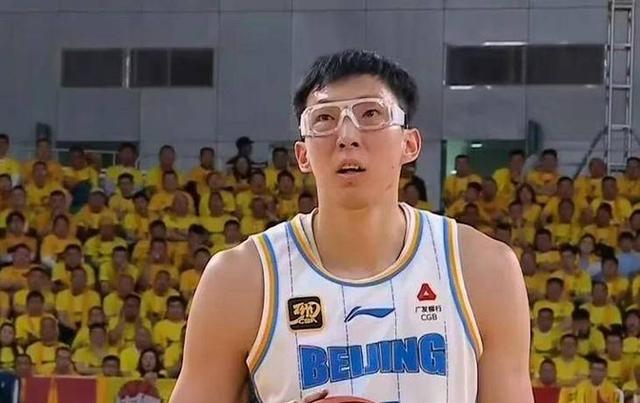 中国男篮奥运资格赛大胜，周琦统治内线