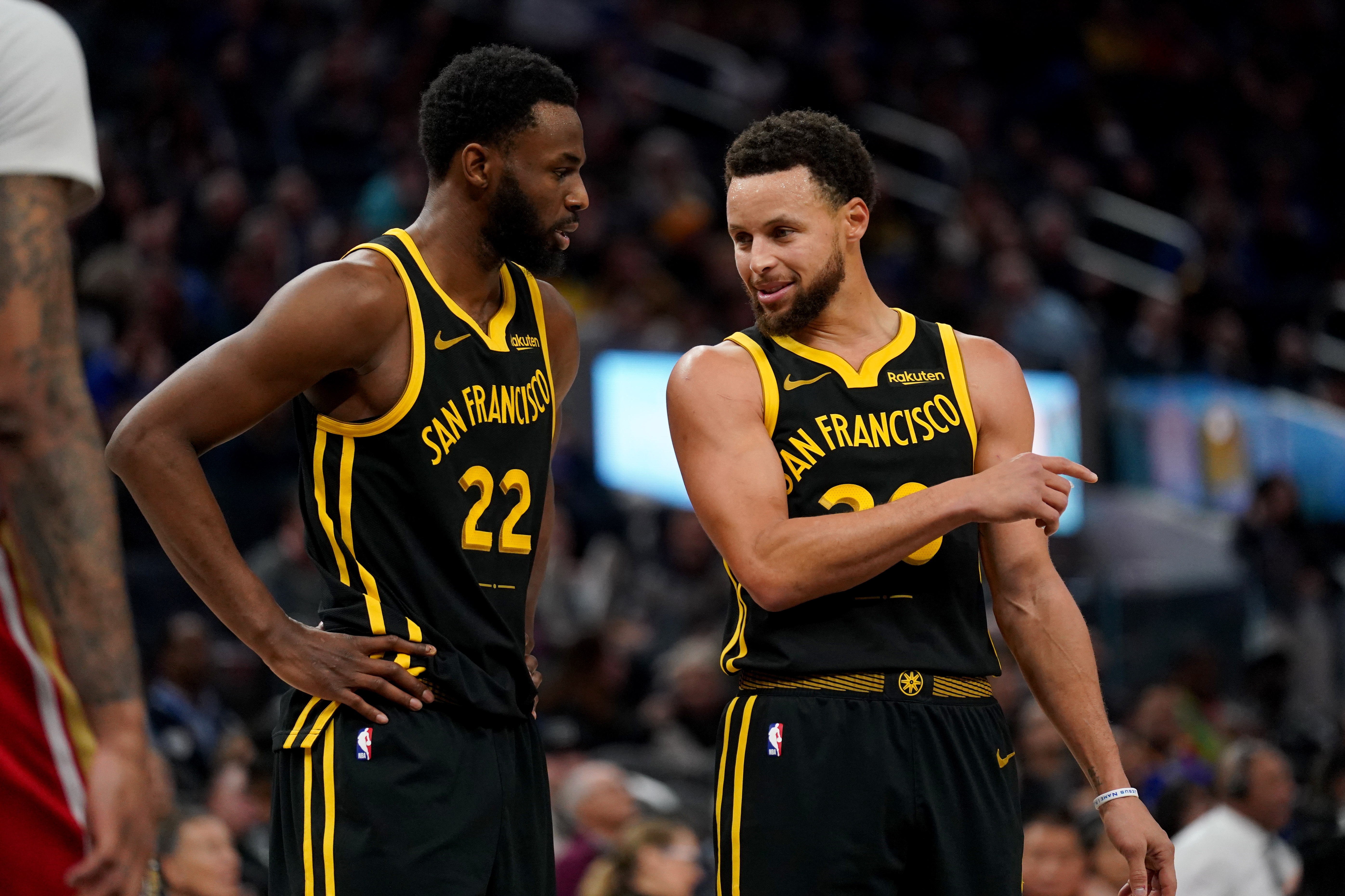NBA最新战报：湖人险胜勇士的简单介绍