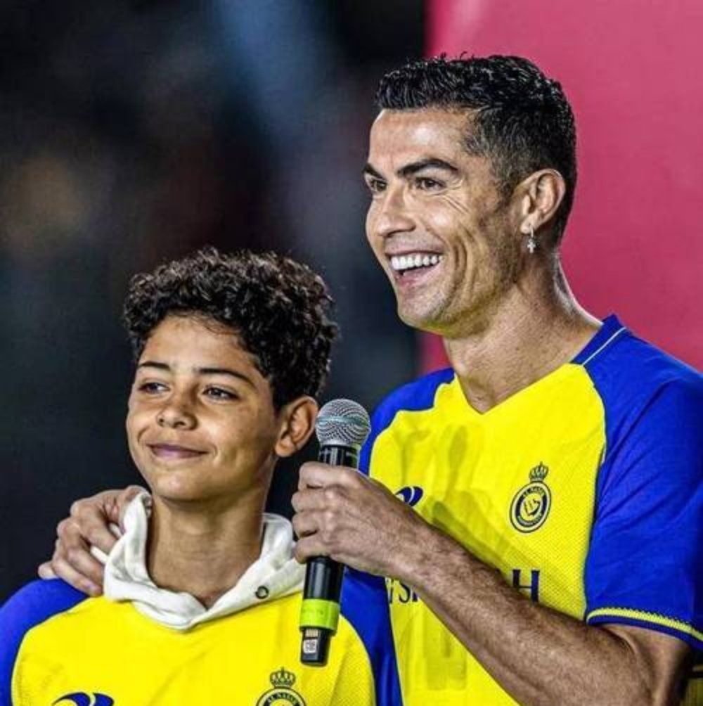 米兰平台官网-C罗晒全家福，迷你罗签约青年队