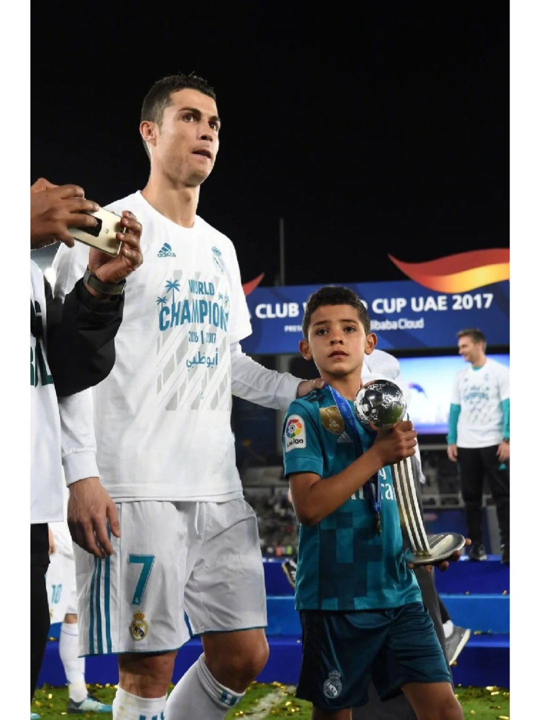 C罗晒全家福，迷你罗签约青年队